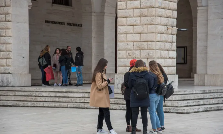 “Vajzat me rezultate më të larta se djemtë”, raporti i QSHA: 8.6% e studentëve ekselentë