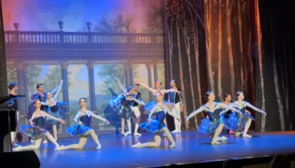 “Valsi i luleve” zbret në Vlorë, shfaqja e baletit solli një ndërthurje mes traditës dhe modernes