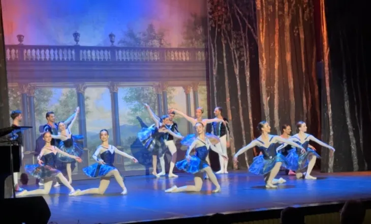 “Valsi i luleve” zbret në Vlorë, shfaqja e baletit solli një ndërthurje mes traditës dhe modernes