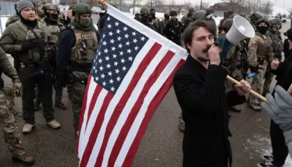 “Vazhdoni të luani lojëra idiotësh dhe do merrni çmime idiote”/ Një person futet mes protestuesve kundër anti-imigracionit dhe i sfidon: Kur do ta kuptoni që…