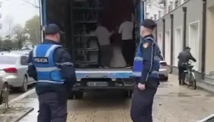 VD-Dosjet e Kadastrës së Vlorës transportohen drejt Tiranës, shoqërohen nga Policia