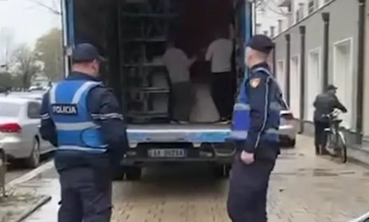 VD-Dosjet e Kadastrës së Vlorës transportohen drejt Tiranës, shoqërohen nga Policia