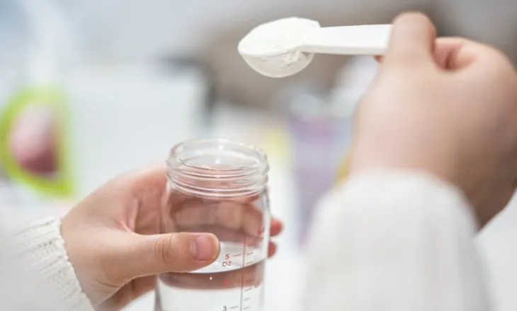 Vdekja e dy foshnjave, autoritetet franceze analizojnë produktet e qumështit të tërhequra nga tregu