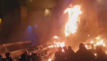 “Vdekje diktatorit! Kjo është beteja e fundit!” Përhapen protestat në Iran, autoritetet ndërpresin internetin