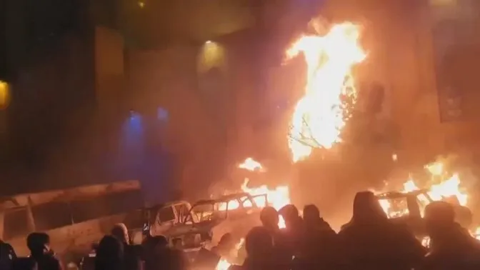 “Vdekje diktatorit! Kjo është beteja e fundit!” Përhapen protestat në Iran, autoritetet ndërpresin internetin