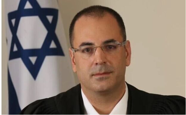 Vdes në aksident rrugor gjyqtari që kishte në dorë rastin e Netanyahut