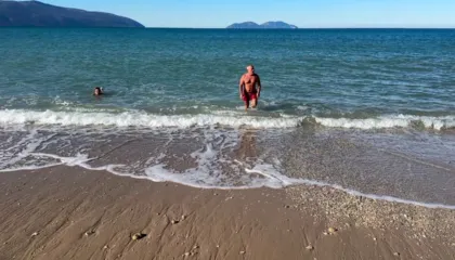 Vëlla e motër sfidojnë temperaturat e ulëta, lahen në det këtë një janar: Uji terapi kundër sëmundjeve