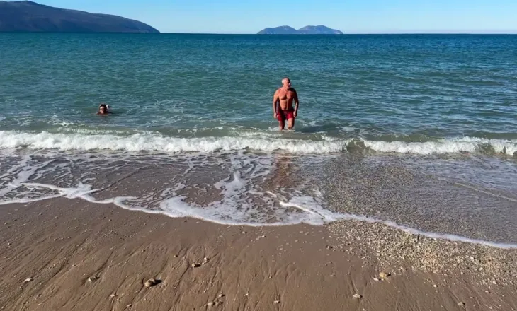Vëlla e motër sfidojnë temperaturat e ulëta, lahen në det këtë një janar: Uji terapi kundër sëmundjeve