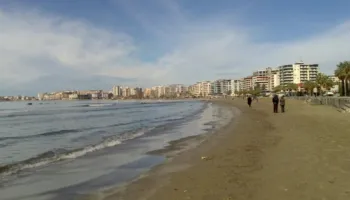 Vëlla e motër sfidojnë temperaturat e ulëta, lahen në det në 1 janar