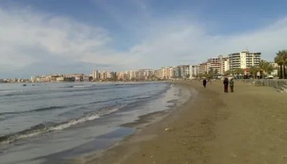 Vëlla e motër sfidojnë temperaturat e ulëta, lahen në det në 1 janar