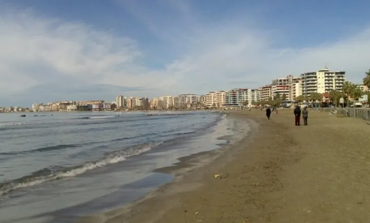Vëlla e motër sfidojnë temperaturat e ulëta, lahen në det në 1 janar