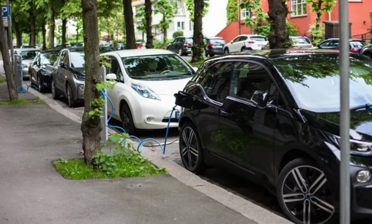 Vendi europian që jeton me naftë, drejt absulutisht makinave elektrike