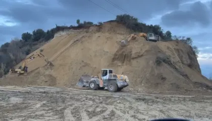 ‘Vendi i përcaktuar për varreza’! Fadromat gërryejnë kodrat në Novoselë, banorët: Po shkatërrojnë tokat, s’jemi njoftuar