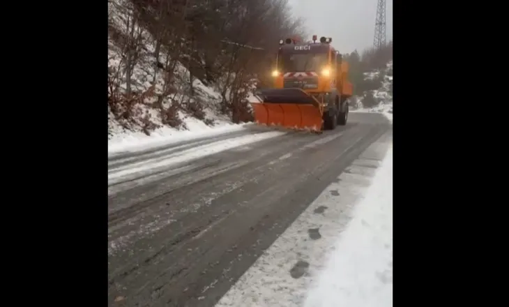 Vendi “zbardhet” nga dëbora/ ARRSH: Qarkullimi vijon normalisht, grupet e punës në terren
