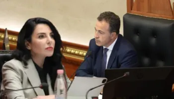 “Vendimi i Peleshit në kundërshtim me rregulloren”- Kuvendi shtyu mbledhjen e Këshillit të Mandateve për Ballukun, BIRN