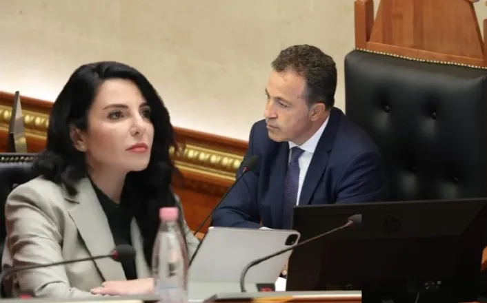 “Vendimi i Peleshit në kundërshtim me rregulloren”- Kuvendi shtyu mbledhjen e Këshillit të Mandateve për Ballukun, BIRN