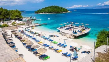 VENDIMI- Plazhet publike në Shqipëri bëhen me pagesë, bashkitë do të vendosin çmime tavan për shezlonët