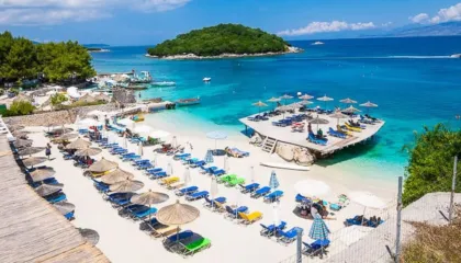 VENDIMI- Plazhet publike në Shqipëri bëhen me pagesë, bashkitë do të vendosin çmime tavan për shezlonët