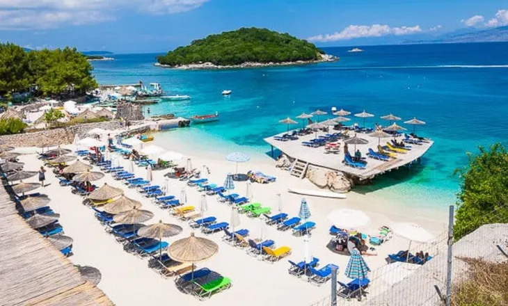 VENDIMI- Plazhet publike në Shqipëri bëhen me pagesë, bashkitë do të vendosin çmime tavan për shezlonët