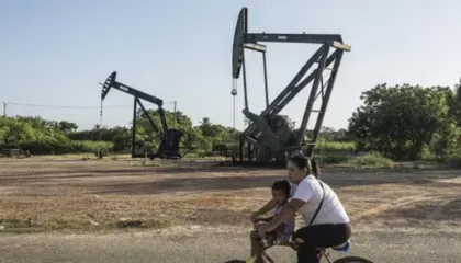 Venezuela hap tregun e naftës për investitorët privatë, parlamenti miraton ligjin një muaj pas arrestimit të Maduros