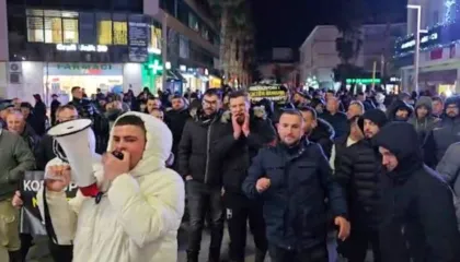 “Verë 33 mijë euro, Zoti i marroftë”/ Banesat e përmbytura, qytetarët protestë në Durrës: 50 mln euro ka vjedhur Balluku…