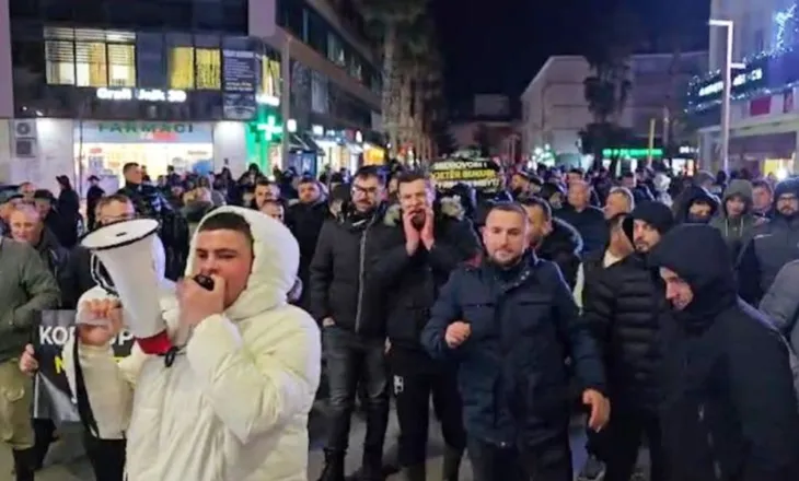 “Verë 33 mijë euro, Zoti i marroftë”/ Banesat e përmbytura, qytetarët protestë në Durrës: 50 mln euro ka vjedhur Balluku…