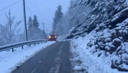 Veriu dhe juglindja e vendit përfshihen nga dëbora, ARRSH: Drejtuesit e automjeteve të pajisen me goma dimërore