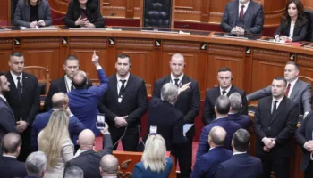 Vetëm 20 minuta seancë/ Opozita bllokoi foltoren, mazhoranca miraton projektligjet