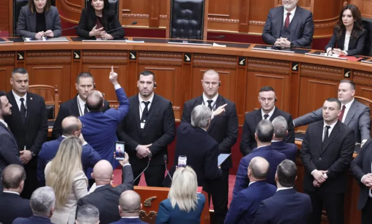 Vetëm 20 minuta seancë/ Opozita bllokoi foltoren, mazhoranca miraton projektligjet