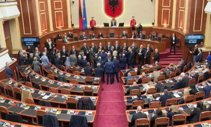 Vetëm 30 minuta seancë/ Nis me tensione sesioni i ri parlamentar, deputetët e opozitës “pushtuan” foltoren