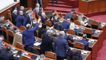 Vetëm 30 minuta seancë/ Opozita bllokoi foltoren, mazhoranca miraton projektligjet