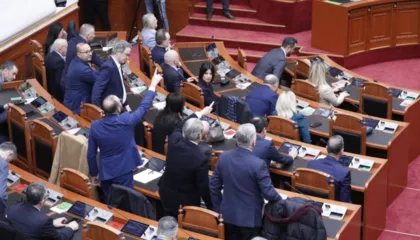 Vetëm 30 minuta seancë/ Opozita bllokoi foltoren, mazhoranca miraton projektligjet
