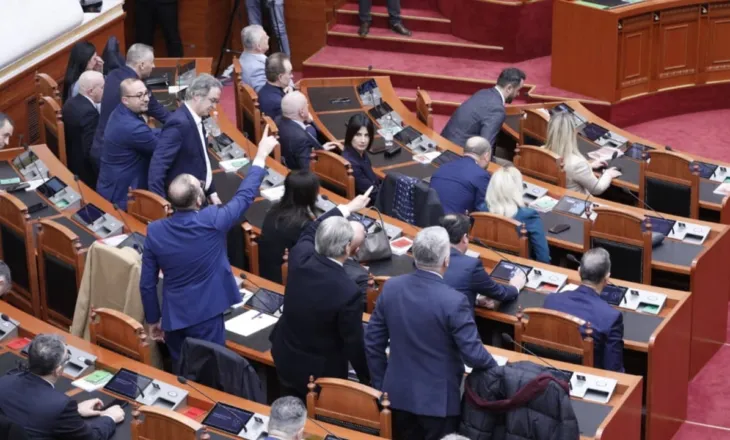 Vetëm 30 minuta seancë/ Opozita bllokoi foltoren, mazhoranca miraton projektligjet