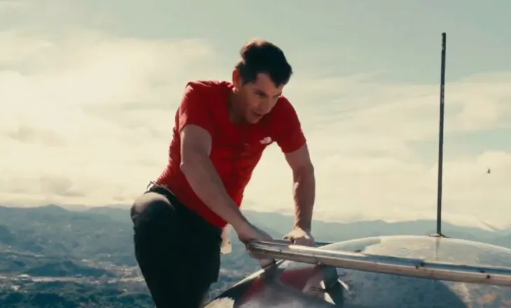 Video/ Alpinisti i njohur ngjitet në një nga ndërtesat më të larta në botë, në Taipei pa litar