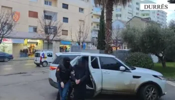 VIDEO-Arrestimi i ish-drejtorit të burgut të Durrësit, momenti kur shoqërohet në komisariat