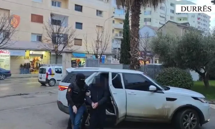 VIDEO-Arrestimi i ish-drejtorit të burgut të Durrësit, momenti kur shoqërohet në komisariat