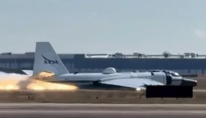 Video/ Avioni i NASA-s bën ulje emergjente në Hjuston, shihni si zvarritet në pistë pa rrota