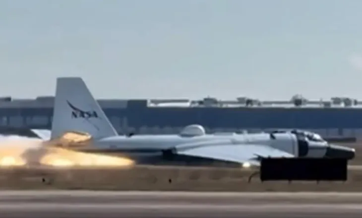 Video/ Avioni i NASA-s bën ulje emergjente në Hjuston, shihni si zvarritet në pistë pa rrota
