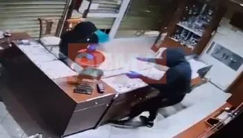 VIDEO/ Banda e hajdutëve ‘zbraz’ dyqanin e bizhuterive në më pak se 2 minuta