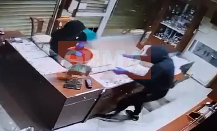 VIDEO/ Banda e hajdutëve ‘zbraz’ dyqanin e bizhuterive në më pak se 2 minuta