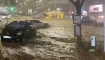 (VIDEO) Brenda pak minutash nën ujë: përroi i Ficos shkakton përmbytje në Gjirokastër