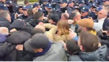 VIDEO: Civilët po bëjnë foto, duan të na arrestojnë/ Tensione mes policisë dhe protestuesve para Kryeministrisë