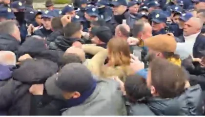 VIDEO: Civilët po bëjnë foto, duan të na arrestojnë/ Tensione mes policisë dhe protestuesve para Kryeministrisë