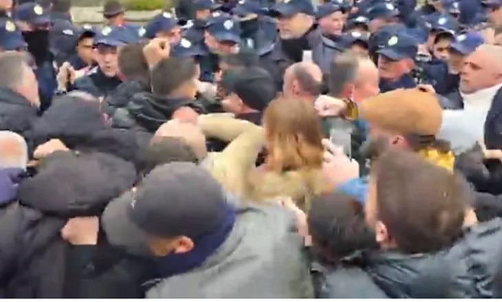 VIDEO: Civilët po bëjnë foto, duan të na arrestojnë/ Tensione mes policisë dhe protestuesve para Kryeministrisë