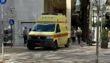 VIDEO/ Çmendet një person në Greqi, sulmon kryebashkiakun e Agrinjos në zyrë dhe kafshon punonjësin që tentoi ta ndalonte!