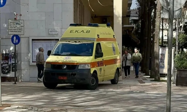 VIDEO/ Çmendet një person në Greqi, sulmon kryebashkiakun e Agrinjos në zyrë dhe kafshon punonjësin që tentoi ta ndalonte!