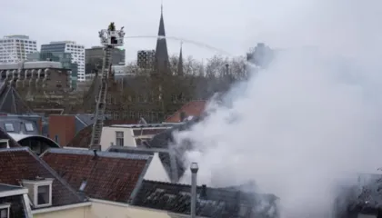 Video/ “Dëgjuam një shpërthim të fortë”, zjarr masiv në një qytet të Holandës, raportohet për të lënduar