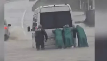 VIDEO / Duke shtyrë makinat e përmbytura, efektivët heronj në terren