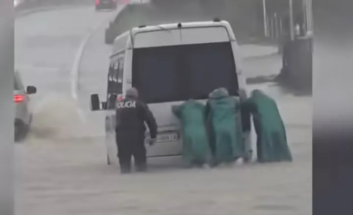 VIDEO / Duke shtyrë makinat e përmbytura, efektivët heronj në terren
