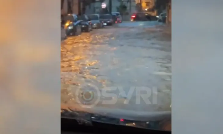 VIDEO/ Durrësi nën ujë i braktisur nga shteti, qytetari: Ndërtimet kanë bllokuar kolektorët e ujërave të larta